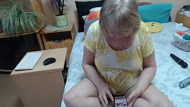 Snapshot of Margaret-milf chatting on February 5, 7:37 am Margaret-milf online show from February 5, 7:37 am