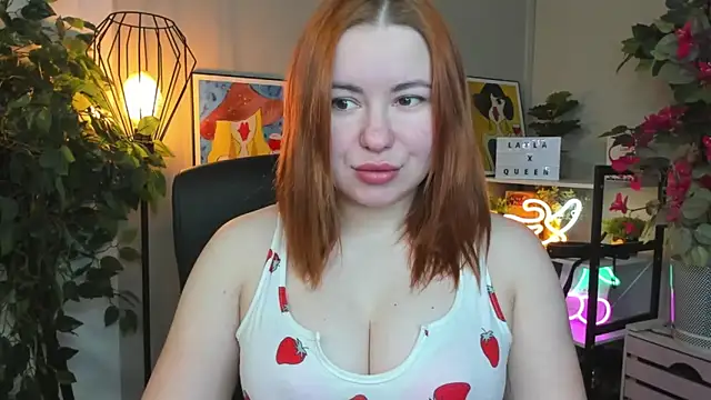 Snapshot of LAYLAxSTAR chatting on February 3, 7:24 am LAYLAxSTAR online show from February 3, 7:24 am