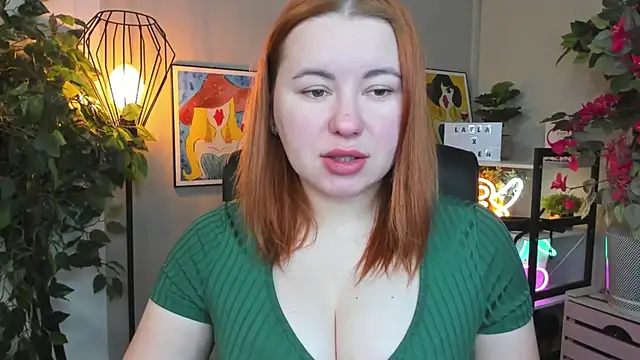 Snapshot of LAYLAxSTAR chatting on February 4, 7:58 am LAYLAxSTAR online show from February 4, 7:58 am