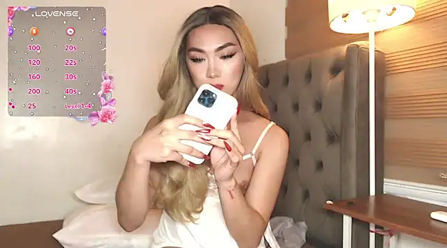 Snapshot of Local_Hoelyx chatting on February 13, 8:03 pm Local Hoelyx online show from February 13, 8:03 pm