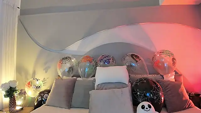 Nicolle W online show from October 16, 11:51 am