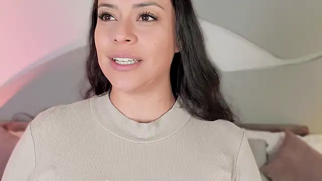 Nicolle W online show from April 16, 11:44 am