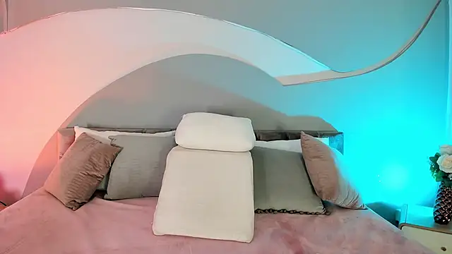 Nicolle W online show from September 23, 11:50 am