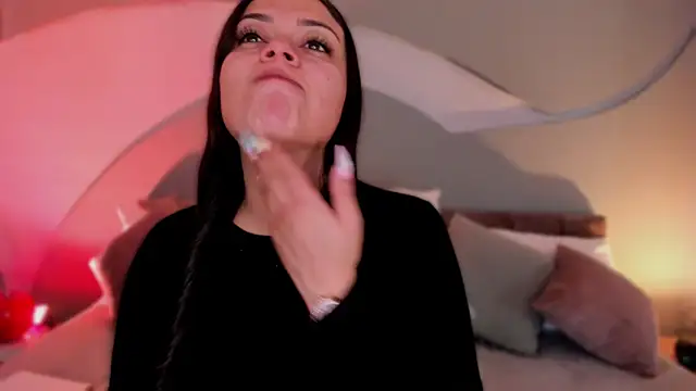 Nicolle W online show from February 5, 12:01 pm