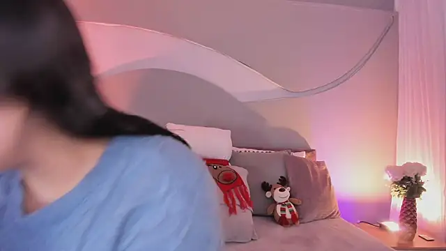 Nicolle W online show from December 5, 11:53 am