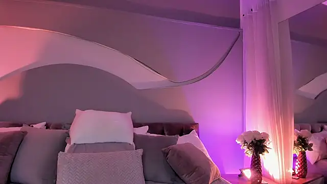 Nicolle W online show from February 18, 11:50 am