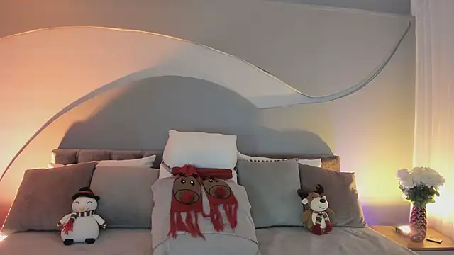 Nicolle W online show from December 16, 11:58 am