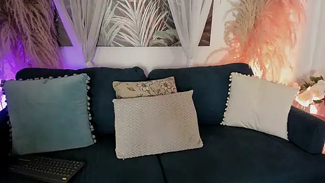 Nicolle W online show from April 17, 11:46 am