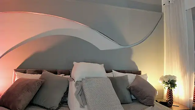 Nicolle W online show from February 10, 11:42 am