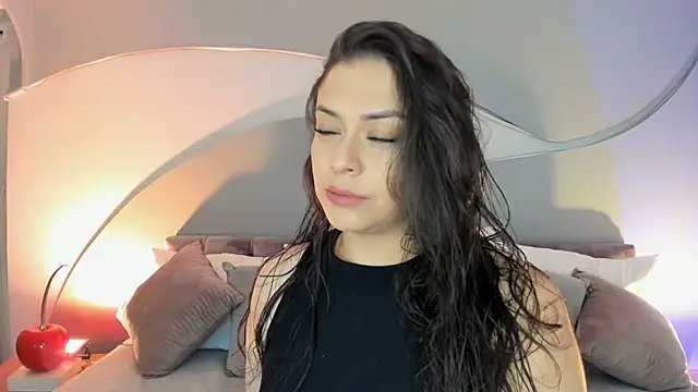 Nicolle W online show from February 7, 11:51 am