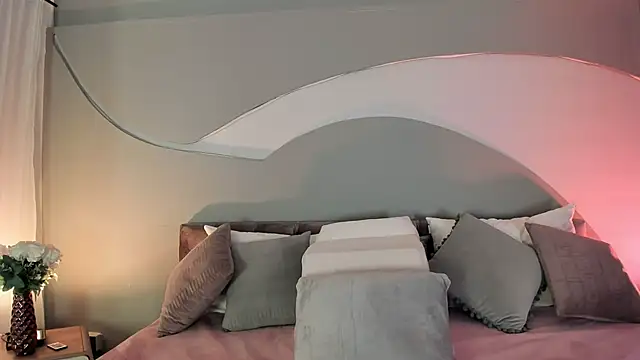 Nicolle W online show from September 20, 11:48 am