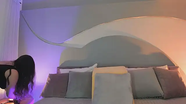 Nicolle W online show from November 1, 11:37 am