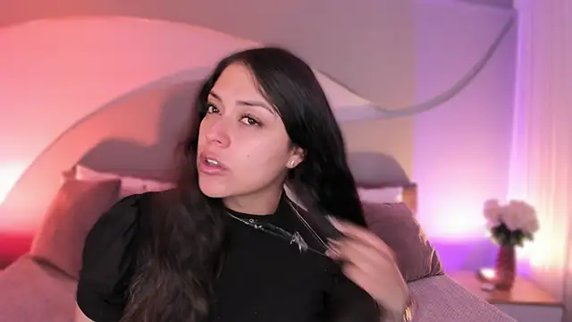 Nicolle W online show from January 8, 11:49 am