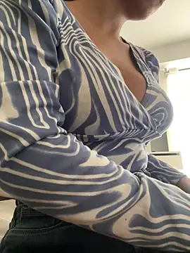 DulceMya6 online show from May 22, 1:42 pm