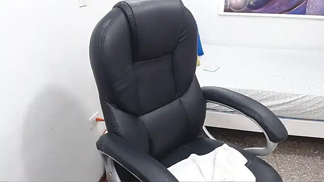 Snapshot of emiliaa_hot chatting on December 13, 9:43 pm emiliaa hot online show from December 13, 9:43 pm