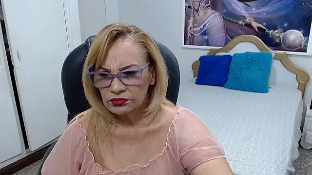 Snapshot of emiliaa_hot chatting on June 19, 5:52 pm emiliaa hot online show from June 19, 5:52 pm