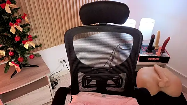 MarianL0ve online show from December 13, 8:04 pm