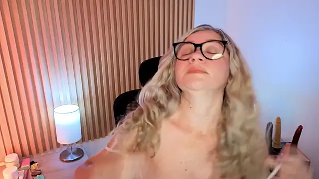 MarianL0ve online show from April 4, 10:11 am