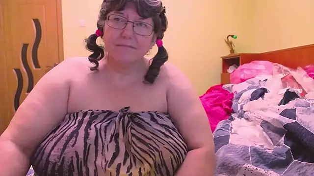 Snapshot of HugeTits chatting on December 15, 1:44 am HugeTits online show from December 15, 1:44 am