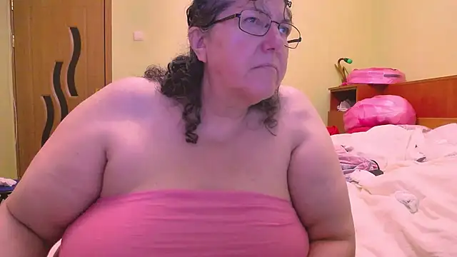 Snapshot of HugeTits chatting on October 2, 11:41 pm HugeTits online show from October 2, 11:41 pm