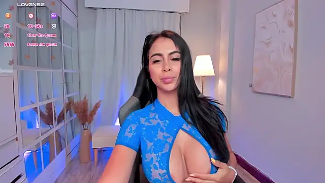 Snapshot of LeahJones_ chatting on October 7, 6:14 am LeahJones online show from October 7, 6:14 am