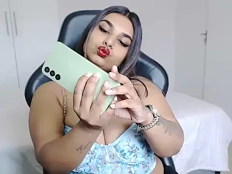 Snapshot of layla_amin chatting on December 17, 12:11 pm layla amin online show from December 17, 12:11 pm