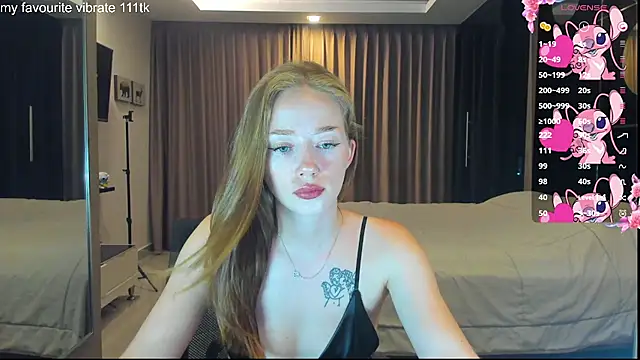Snapshot of Hot_Mia_ chatting on October 3, 1:12 pm Hot Mia online show from October 3, 1:12 pm