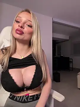 HannaXLove online show from December 15, 4:35 pm