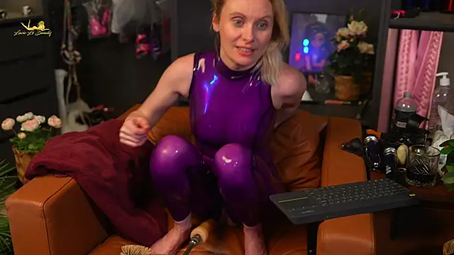 Snapshot of lacie_le_beauty chatting on February 10, 8:53 pm lacie le beauty online show from February 10, 8:53 pm