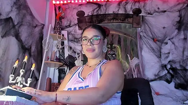 andrea lopezz  online show from October 3, 11:17 pm