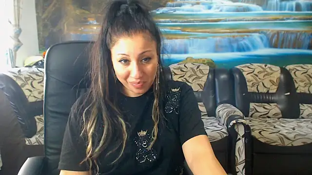 MoistMady online show from November 3, 1:47 pm