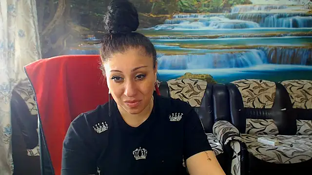 MoistMady online show from April 15, 12:10 pm