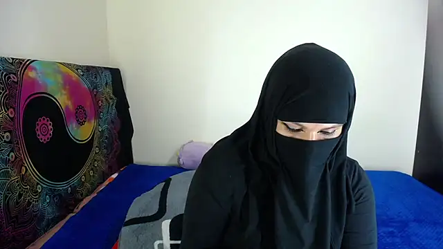 evelyn  salah online show from April 21, 1:42 am