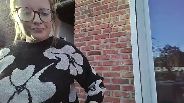 LiquidLeonie online show from March 26, 6:44 am