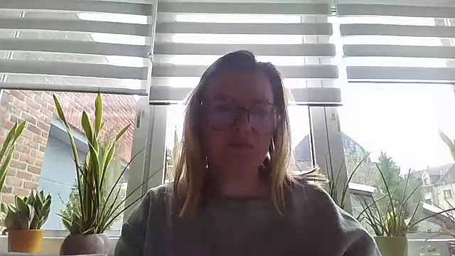 LiquidLeonie online show from April 2, 7:48 am