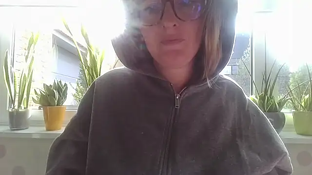 LiquidLeonie online show from March 25, 8:25 am