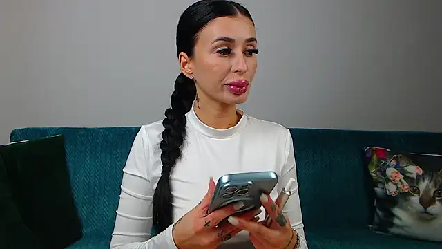 Snapshot of SaraDaisy chatting on February 4, 5:52 pm SaraDaisy online show from February 4, 5:52 pm