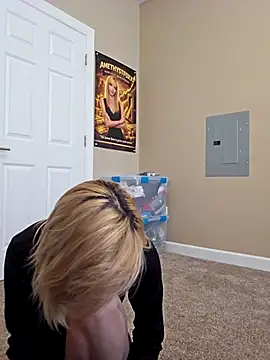 AmethystFoxx online show from April 3, 6:36 pm