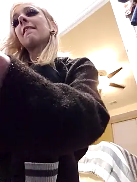 AmethystFoxx online show from December 4, 10:42 pm