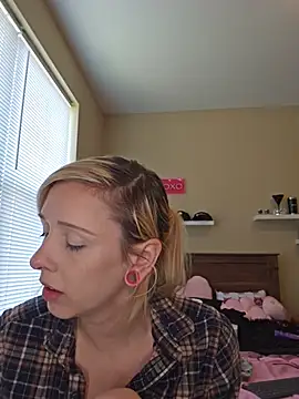 Snapshot of AmethystFoxx chatting on June 6, 5:40 pm AmethystFoxx online show from June 6, 5:40 pm