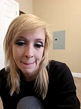 AmethystFoxx online show from April 4, 5:19 pm