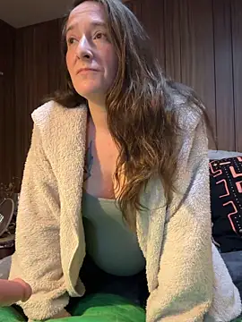 Mini And The Bear online show from February 7, 7:55 pm