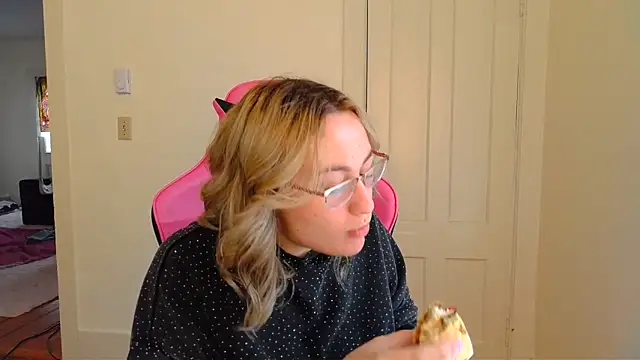 ashleyblaydex online show from April 4, 9:10 pm