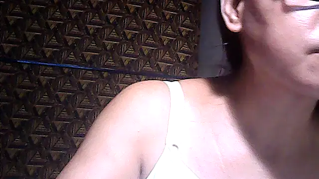 Snapshot of sweetsosie18 chatting on July 12, 10:16 am sweetsosie18 online show from July 12, 10:16 am