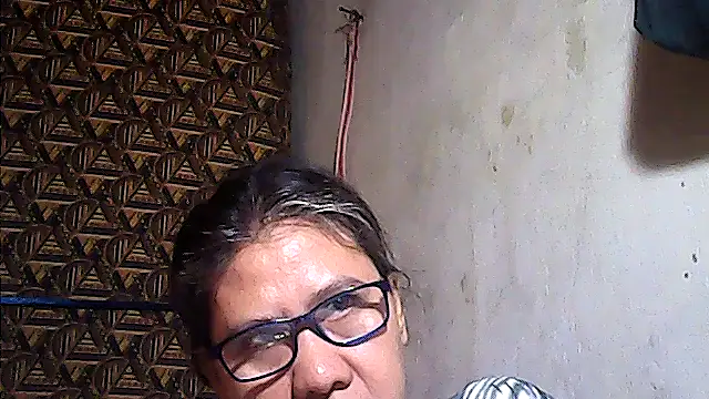 Snapshot of sweetsosie18 chatting on July 6, 10:33 am sweetsosie18 online show from July 6, 10:33 am