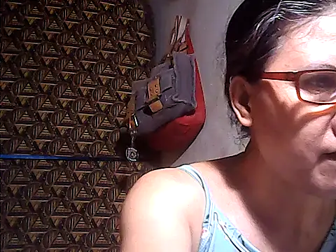 Snapshot of sweetsosie18 chatting on June 10, 1:01 pm sweetsosie18 online show from June 10, 1:01 pm