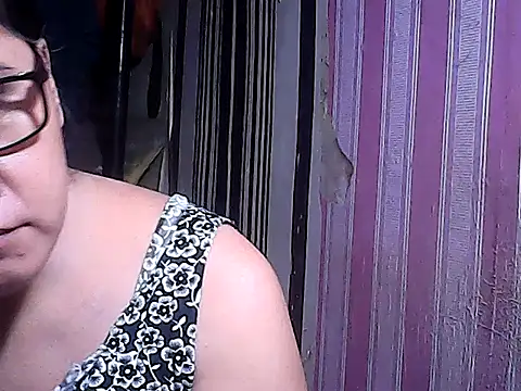 Snapshot of sweetsosie18 chatting on November 3, 8:01 pm sweetsosie18 online show from November 3, 8:01 pm