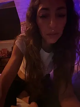 amanilouve online show from March 8, 8:45 pm