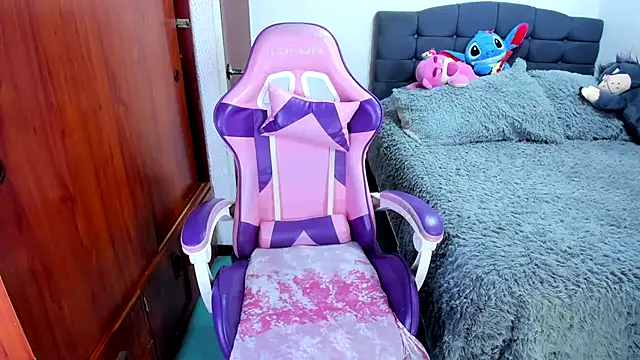 Snapshot of saphira_owen chatting on December 4, 4:50 pm saphira owen online show from December 4, 4:50 pm