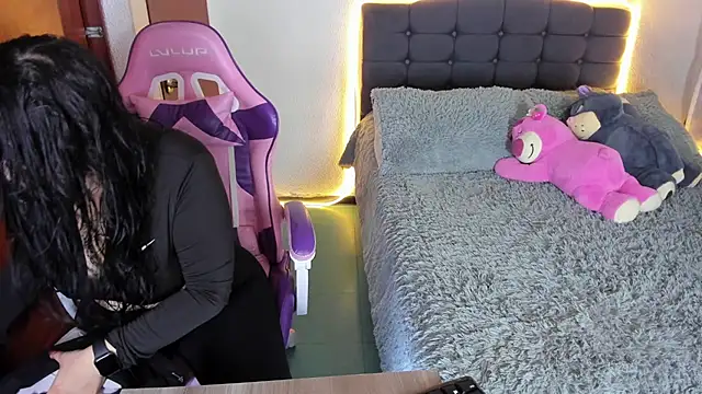 Snapshot of saphira_owen chatting on March 10, 8:34 pm saphira owen online show from March 10, 8:34 pm